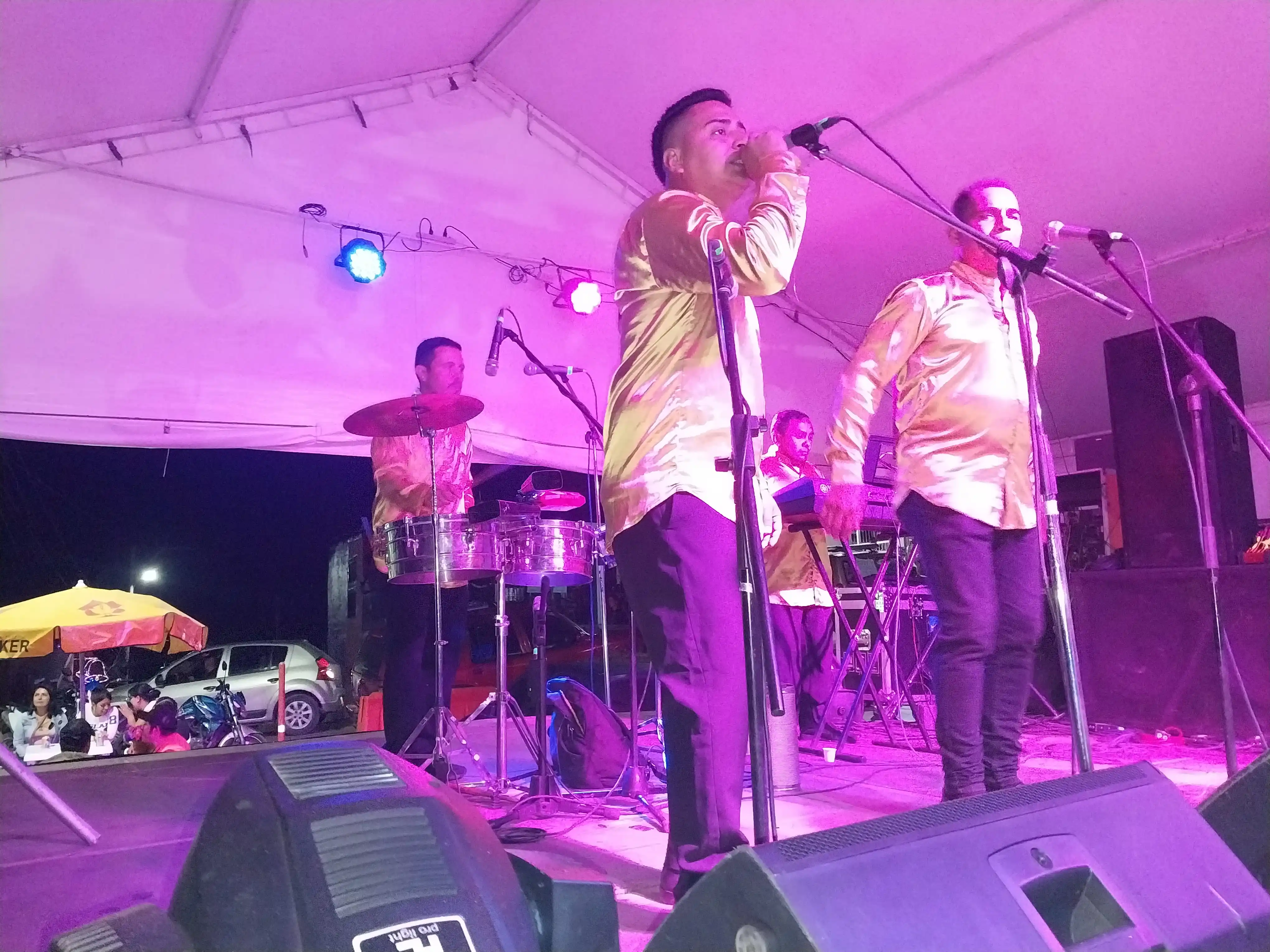 LatinBomba — músicos en escenario
